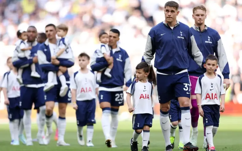 Micky van de Ven signs new Tottenham contract