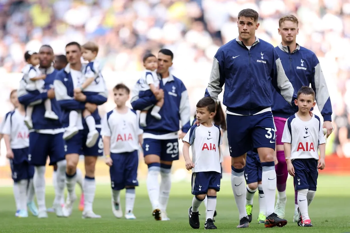 Micky van de Ven signs new Tottenham contract